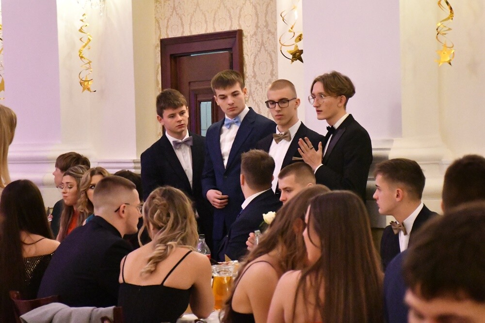 Tegoroczni maturzyści I Liceum Ogólnokształcące im. Adama Mickiewicza bawili się na studniówce w Adrii w Rudzie. Zabawa do rana tradycyjnie rozpoczęła się polonezem. 

fot. Jacek Knapik