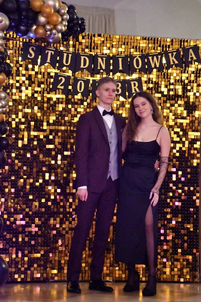 Tegoroczni maturzyści I Liceum Ogólnokształcące im. Adama Mickiewicza bawili się na studniówce w Adrii w Rudzie. Zabawa do rana tradycyjnie rozpoczęła się polonezem. 

fot. Jacek Knapik