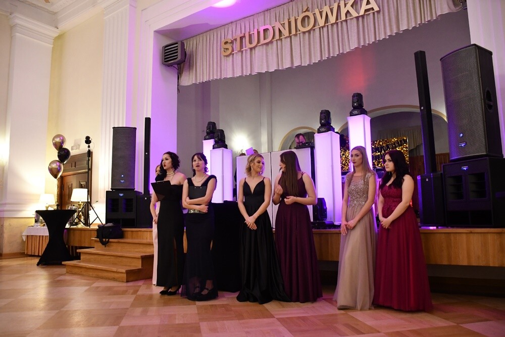 Tegoroczni maturzyści I Liceum Ogólnokształcące im. Adama Mickiewicza bawili się na studniówce w Adrii w Rudzie. Zabawa do rana tradycyjnie rozpoczęła się polonezem. 

fot. Jacek Knapik