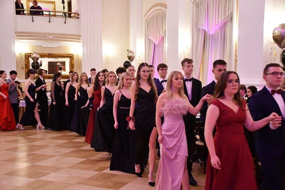Tegoroczni maturzyści I Liceum Ogólnokształcące im. Adama Mickiewicza bawili się na studniówce w Adrii w Rudzie. Zabawa do rana tradycyjnie rozpoczęła się polonezem. 

fot. Jacek Knapik