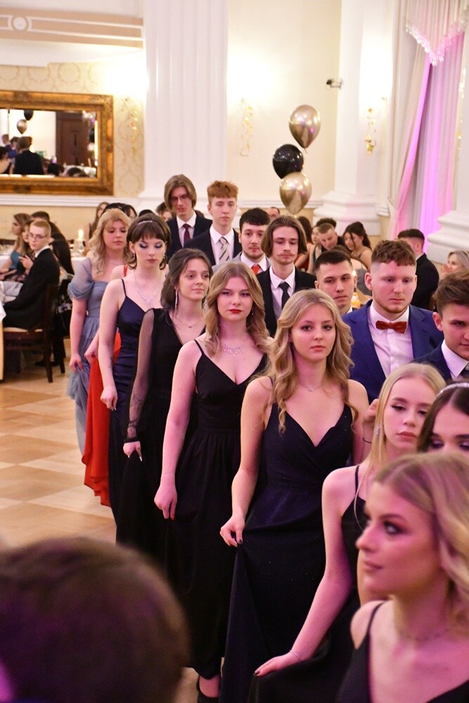 Tegoroczni maturzyści I Liceum Ogólnokształcące im. Adama Mickiewicza bawili się na studniówce w Adrii w Rudzie. Zabawa do rana tradycyjnie rozpoczęła się polonezem. 

fot. Jacek Knapik