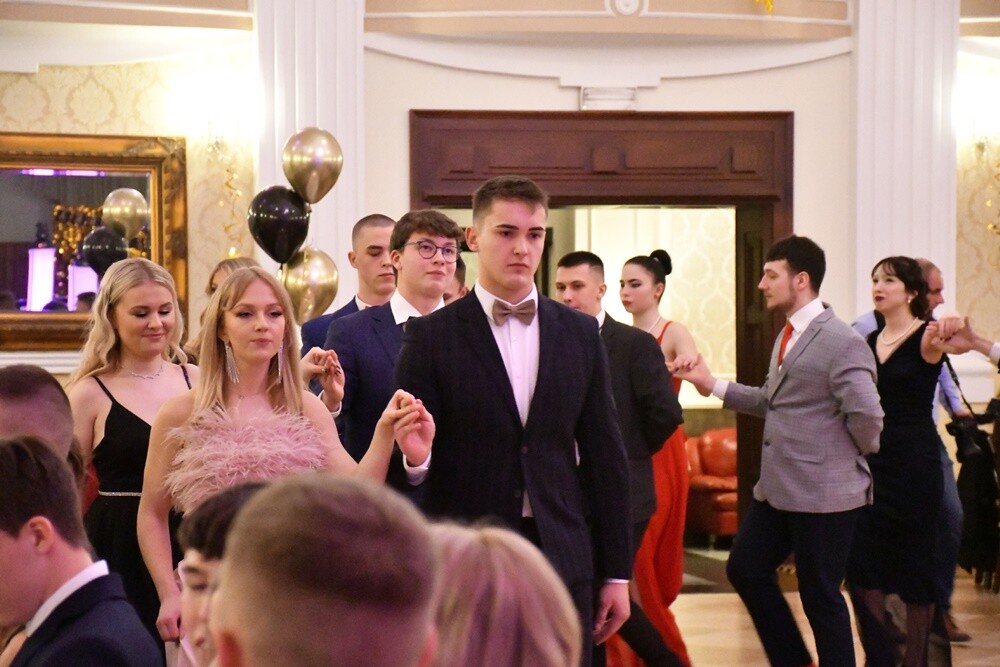 Tegoroczni maturzyści I Liceum Ogólnokształcące im. Adama Mickiewicza bawili się na studniówce w Adrii w Rudzie. Zabawa do rana tradycyjnie rozpoczęła się polonezem. 

fot. Jacek Knapik