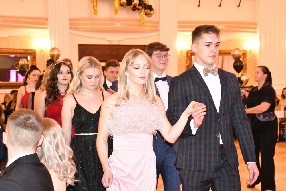 Tegoroczni maturzyści I Liceum Ogólnokształcące im. Adama Mickiewicza bawili się na studniówce w Adrii w Rudzie. Zabawa do rana tradycyjnie rozpoczęła się polonezem. 

fot. Jacek Knapik