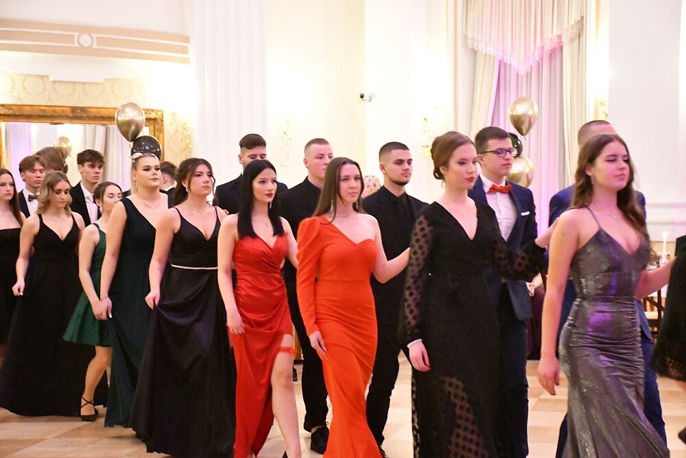 Tegoroczni maturzyści I Liceum Ogólnokształcące im. Adama Mickiewicza bawili się na studniówce w Adrii w Rudzie. Zabawa do rana tradycyjnie rozpoczęła się polonezem. 

fot. Jacek Knapik