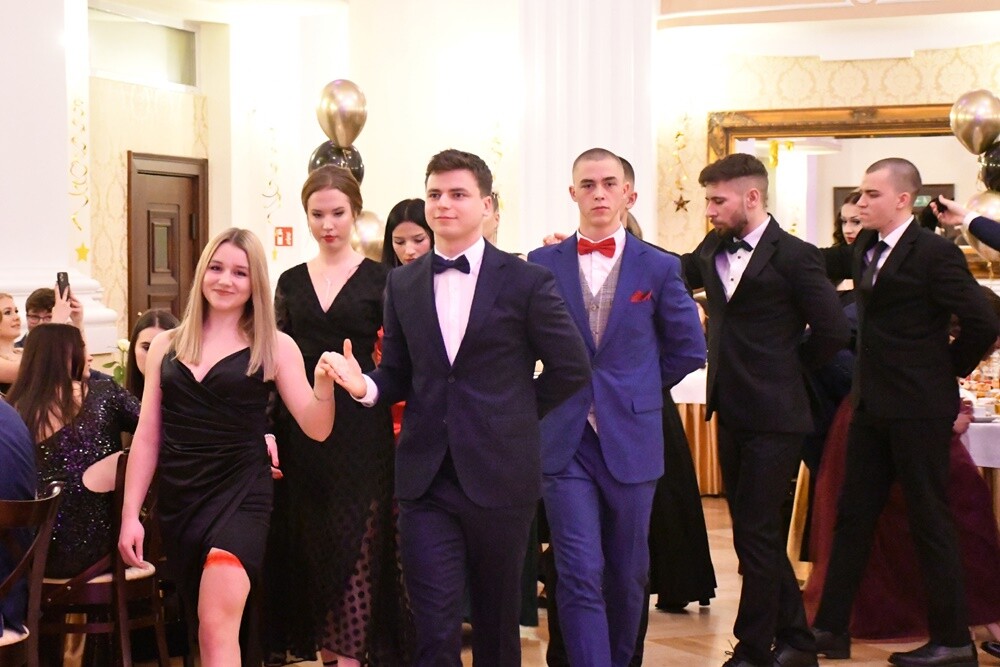 Tegoroczni maturzyści I Liceum Ogólnokształcące im. Adama Mickiewicza bawili się na studniówce w Adrii w Rudzie. Zabawa do rana tradycyjnie rozpoczęła się polonezem. 

fot. Jacek Knapik