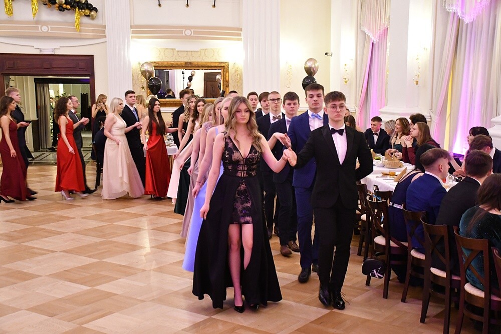 Tegoroczni maturzyści I Liceum Ogólnokształcące im. Adama Mickiewicza bawili się na studniówce w Adrii w Rudzie. Zabawa do rana tradycyjnie rozpoczęła się polonezem. 

fot. Jacek Knapik