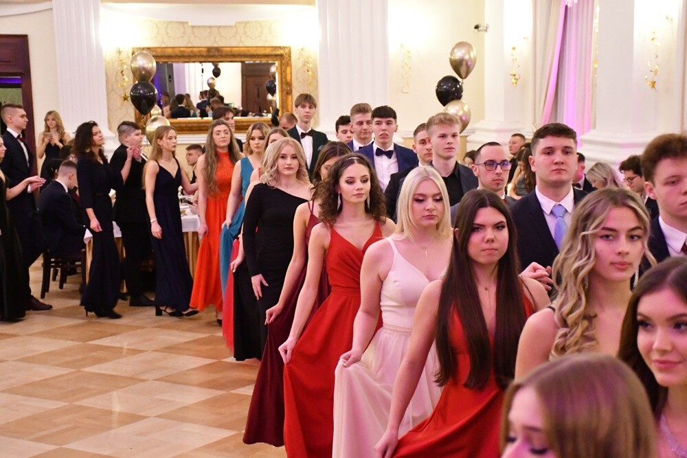 Tegoroczni maturzyści I Liceum Ogólnokształcące im. Adama Mickiewicza bawili się na studniówce w Adrii w Rudzie. Zabawa do rana tradycyjnie rozpoczęła się polonezem. 

fot. Jacek Knapik