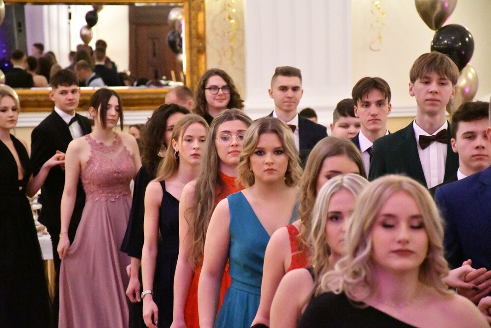 Tegoroczni maturzyści I Liceum Ogólnokształcące im. Adama Mickiewicza bawili się na studniówce w Adrii w Rudzie. Zabawa do rana tradycyjnie rozpoczęła się polonezem. 

fot. Jacek Knapik