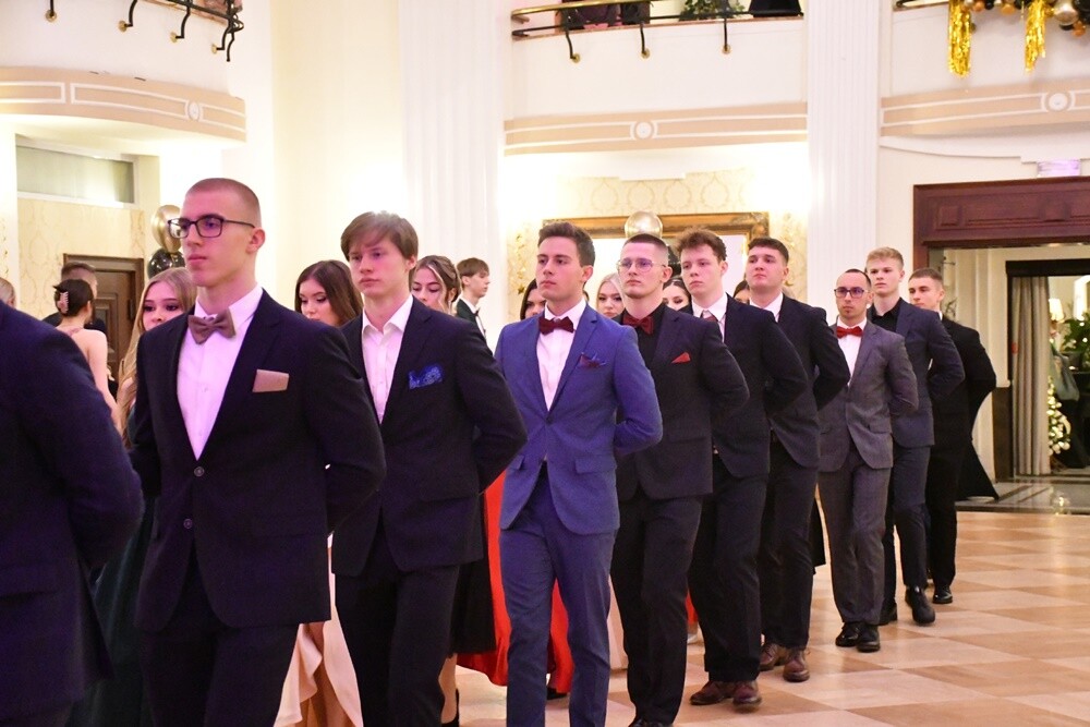 Tegoroczni maturzyści I Liceum Ogólnokształcące im. Adama Mickiewicza bawili się na studniówce w Adrii w Rudzie. Zabawa do rana tradycyjnie rozpoczęła się polonezem. 

fot. Jacek Knapik