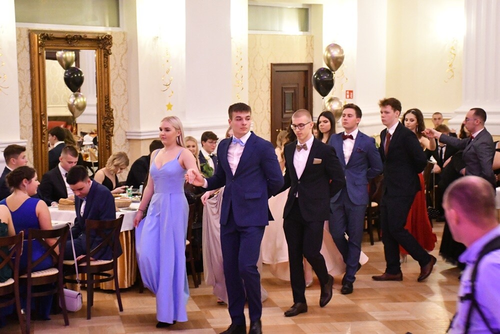 Tegoroczni maturzyści I Liceum Ogólnokształcące im. Adama Mickiewicza bawili się na studniówce w Adrii w Rudzie. Zabawa do rana tradycyjnie rozpoczęła się polonezem. 

fot. Jacek Knapik