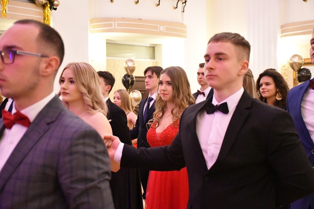Tegoroczni maturzyści I Liceum Ogólnokształcące im. Adama Mickiewicza bawili się na studniówce w Adrii w Rudzie. Zabawa do rana tradycyjnie rozpoczęła się polonezem. 

fot. Jacek Knapik