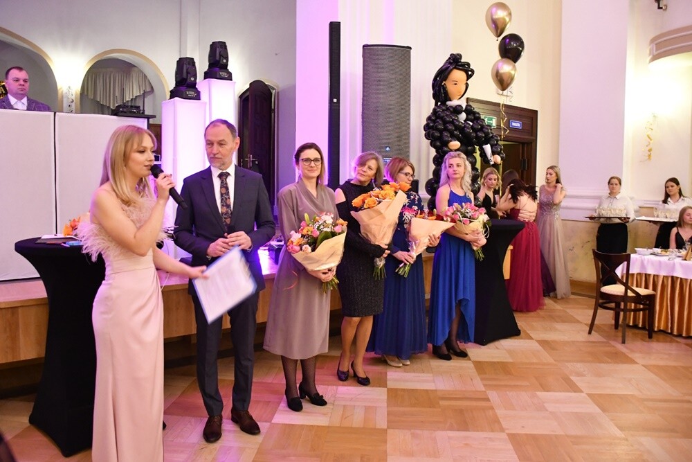 Tegoroczni maturzyści I Liceum Ogólnokształcące im. Adama Mickiewicza bawili się na studniówce w Adrii w Rudzie. Zabawa do rana tradycyjnie rozpoczęła się polonezem. 

fot. Jacek Knapik