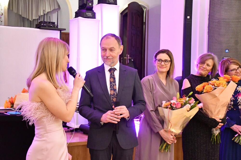 Tegoroczni maturzyści I Liceum Ogólnokształcące im. Adama Mickiewicza bawili się na studniówce w Adrii w Rudzie. Zabawa do rana tradycyjnie rozpoczęła się polonezem. 

fot. Jacek Knapik