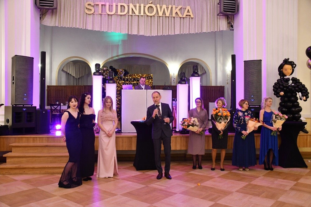 Tegoroczni maturzyści I Liceum Ogólnokształcące im. Adama Mickiewicza bawili się na studniówce w Adrii w Rudzie. Zabawa do rana tradycyjnie rozpoczęła się polonezem. 

fot. Jacek Knapik