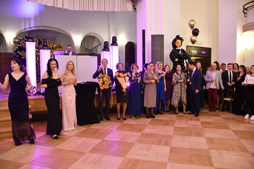 Tegoroczni maturzyści I Liceum Ogólnokształcące im. Adama Mickiewicza bawili się na studniówce w Adrii w Rudzie. Zabawa do rana tradycyjnie rozpoczęła się polonezem. 

fot. Jacek Knapik