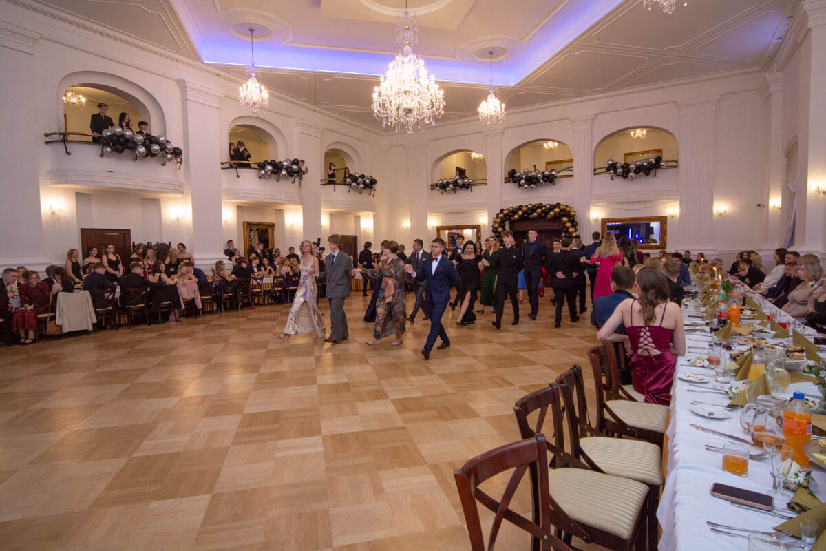 Wczoraj w Rudzie Śląskiej maturzyści z I Liceum Ogólnokształcącego im. Adama Mickiewicza mieli okazję uczestniczyć w jednym z najbardziej wyczekiwanych wydarzeń szkolnych – studniówce / fot. Krzysztof Faber