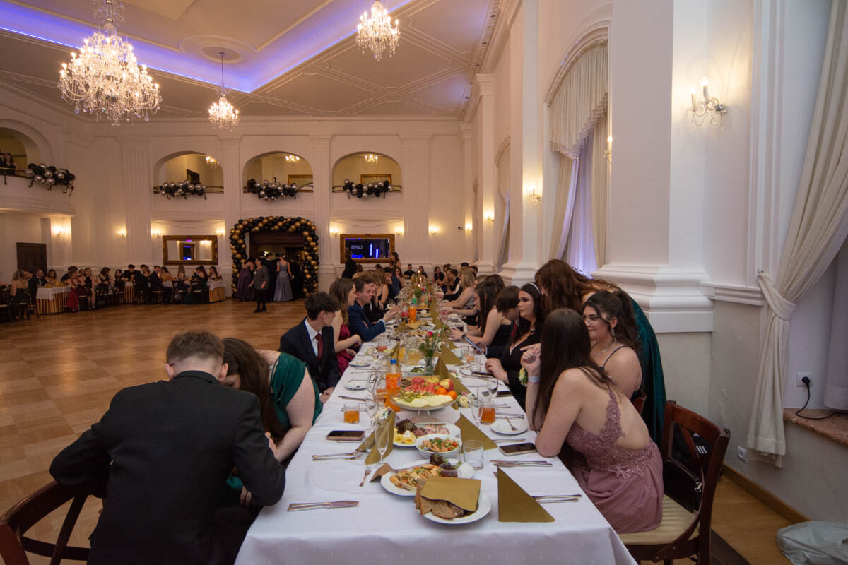 Wczoraj w Rudzie Śląskiej maturzyści z I Liceum Ogólnokształcącego im. Adama Mickiewicza mieli okazję uczestniczyć w jednym z najbardziej wyczekiwanych wydarzeń szkolnych – studniówce / fot. Krzysztof Faber