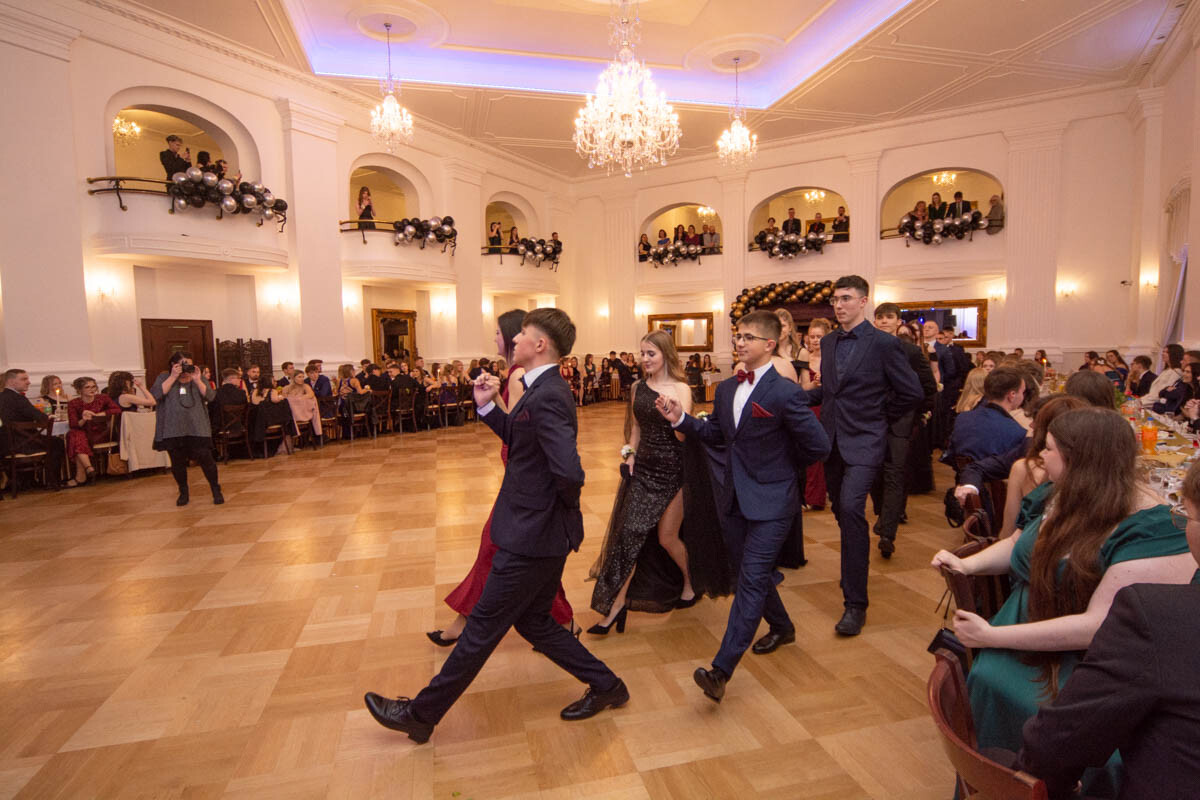 Wczoraj w Rudzie Śląskiej maturzyści z I Liceum Ogólnokształcącego im. Adama Mickiewicza mieli okazję uczestniczyć w jednym z najbardziej wyczekiwanych wydarzeń szkolnych – studniówce / fot. Krzysztof Faber