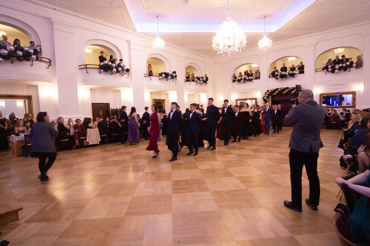 Wczoraj w Rudzie Śląskiej maturzyści z I Liceum Ogólnokształcącego im. Adama Mickiewicza mieli okazję uczestniczyć w jednym z najbardziej wyczekiwanych wydarzeń szkolnych – studniówce / fot. Krzysztof Faber