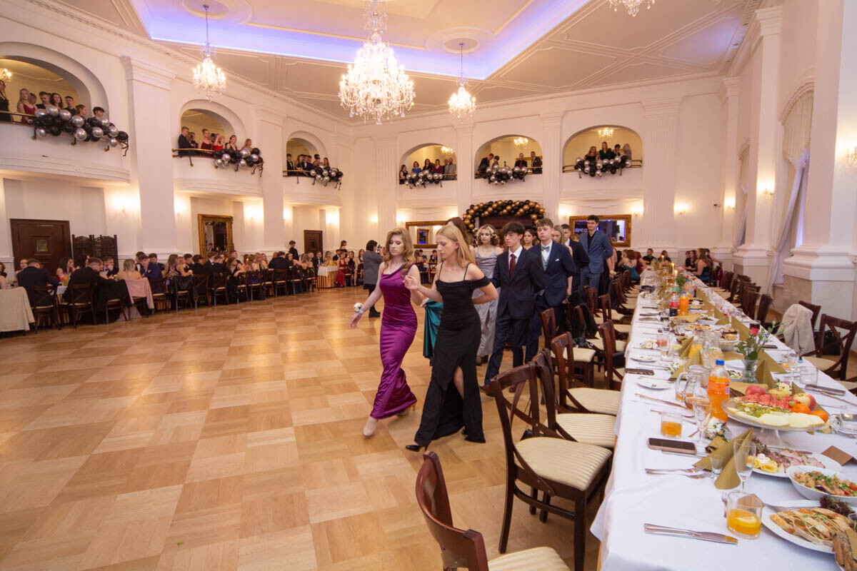 Wczoraj w Rudzie Śląskiej maturzyści z I Liceum Ogólnokształcącego im. Adama Mickiewicza mieli okazję uczestniczyć w jednym z najbardziej wyczekiwanych wydarzeń szkolnych – studniówce / fot. Krzysztof Faber