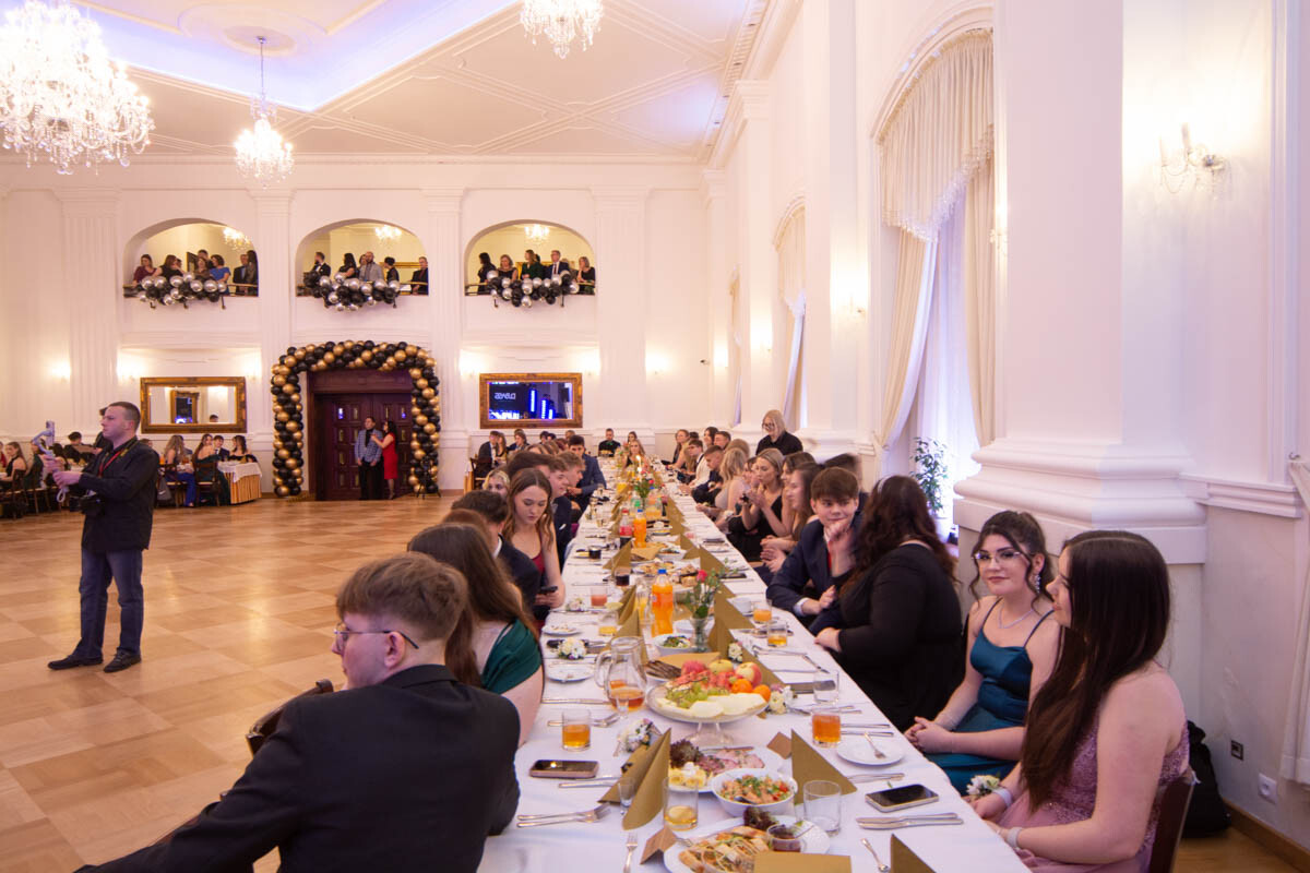 Wczoraj w Rudzie Śląskiej maturzyści z I Liceum Ogólnokształcącego im. Adama Mickiewicza mieli okazję uczestniczyć w jednym z najbardziej wyczekiwanych wydarzeń szkolnych – studniówce / fot. Krzysztof Faber