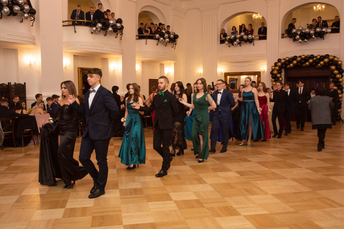 Wczoraj w Rudzie Śląskiej maturzyści z I Liceum Ogólnokształcącego im. Adama Mickiewicza mieli okazję uczestniczyć w jednym z najbardziej wyczekiwanych wydarzeń szkolnych – studniówce / fot. Krzysztof Faber