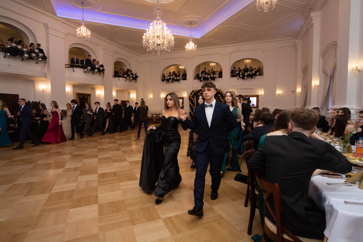 Wczoraj w Rudzie Śląskiej maturzyści z I Liceum Ogólnokształcącego im. Adama Mickiewicza mieli okazję uczestniczyć w jednym z najbardziej wyczekiwanych wydarzeń szkolnych – studniówce / fot. Krzysztof Faber