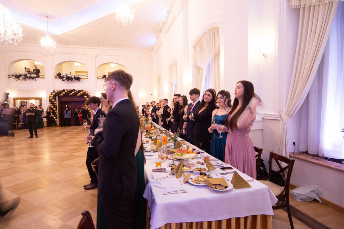 Wczoraj w Rudzie Śląskiej maturzyści z I Liceum Ogólnokształcącego im. Adama Mickiewicza mieli okazję uczestniczyć w jednym z najbardziej wyczekiwanych wydarzeń szkolnych – studniówce / fot. Krzysztof Faber