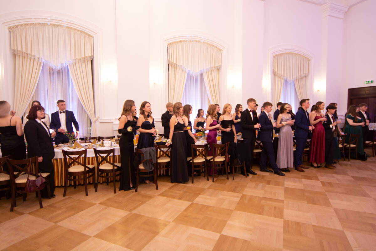 Wczoraj w Rudzie Śląskiej maturzyści z I Liceum Ogólnokształcącego im. Adama Mickiewicza mieli okazję uczestniczyć w jednym z najbardziej wyczekiwanych wydarzeń szkolnych – studniówce / fot. Krzysztof Faber