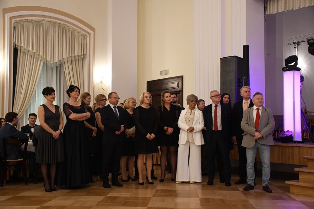 Tegoroczni maturzyści II Liceum Ogólnokształcące z Oddziałami Dwujęzycznymi im. G. Morcinka bawili się na studniówce w Adrii w Rudzie. Zabawa do rana tradycyjnie rozpoczęła się polonezem. 