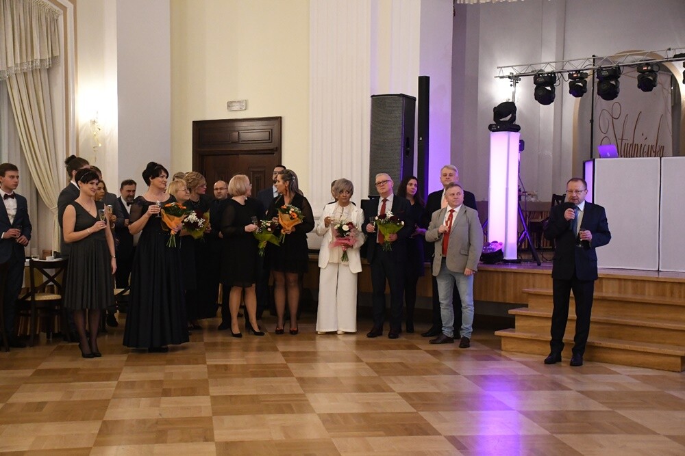 Tegoroczni maturzyści II Liceum Ogólnokształcące z Oddziałami Dwujęzycznymi im. G. Morcinka bawili się na studniówce w Adrii w Rudzie. Zabawa do rana tradycyjnie rozpoczęła się polonezem. 