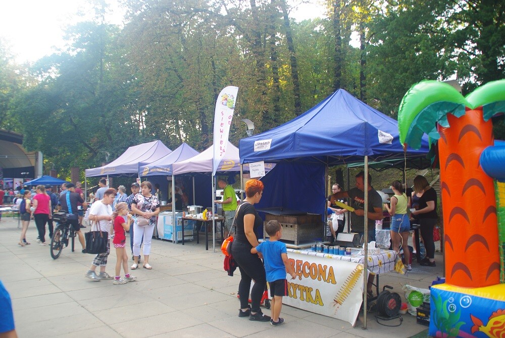 Wczoraj, 21 sierpnia, Parkiem Kozioła zawładnęły gorące rytmy! Rudzianie wzięli udział w „Summer Disco”- imprezie charytatywnej, organizowanej dla Karola Szaniawskiego, podopiec