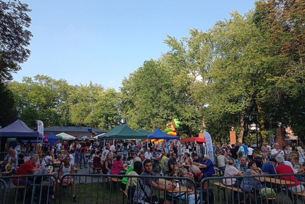 Wczoraj, 21 sierpnia, Parkiem Kozioła zawładnęły gorące rytmy! Rudzianie wzięli udział w „Summer Disco”- imprezie charytatywnej, organizowanej dla Karola Szaniawskiego, podopiec