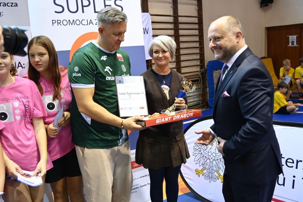 Suples – uczniowie spróbowali swoich sił na zapaśniczej macie!/fot. FB Michał Pierończyk