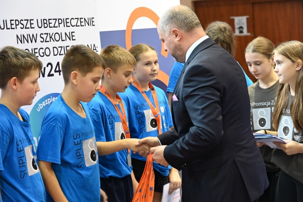 Suples – uczniowie spróbowali swoich sił na zapaśniczej macie!/fot. FB Michał Pierończyk