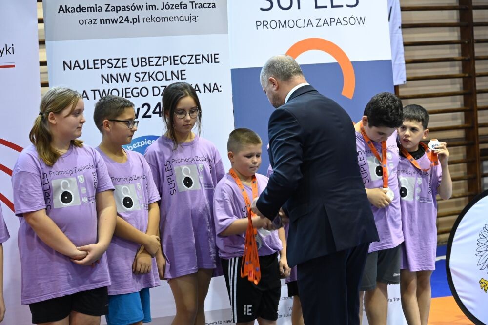 Suples – uczniowie spróbowali swoich sił na zapaśniczej macie!/fot. FB Michał Pierończyk