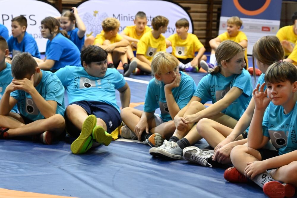 Suples – uczniowie spróbowali swoich sił na zapaśniczej macie!/fot. FB Michał Pierończyk