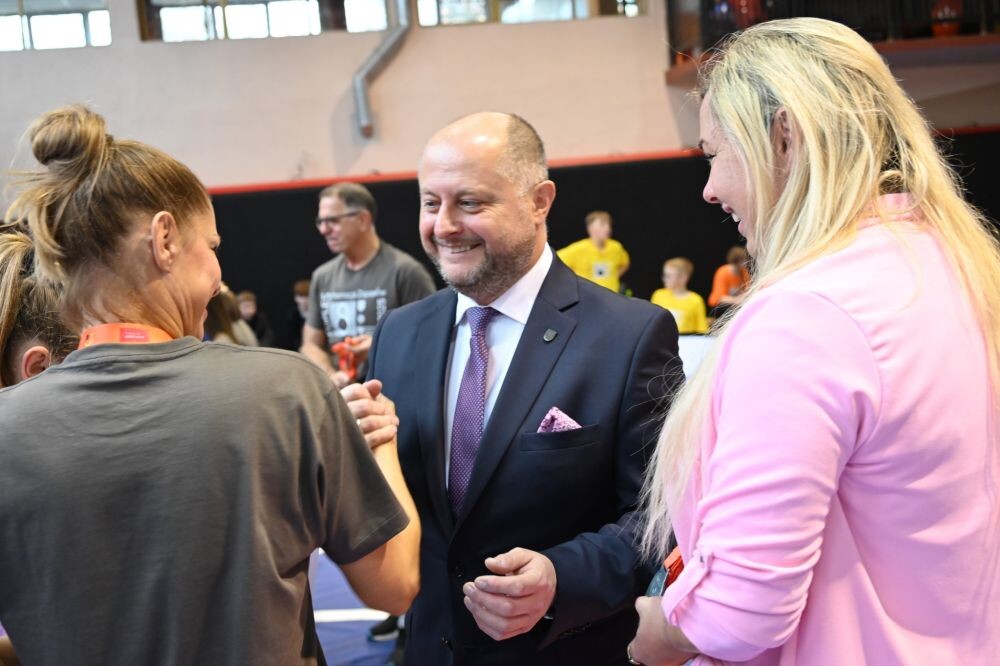 Suples – uczniowie spróbowali swoich sił na zapaśniczej macie!/fot. FB Michał Pierończyk