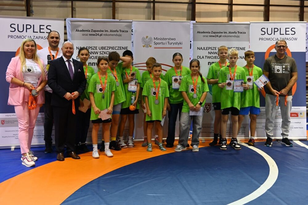 Suples – uczniowie spróbowali swoich sił na zapaśniczej macie!/fot. FB Michał Pierończyk