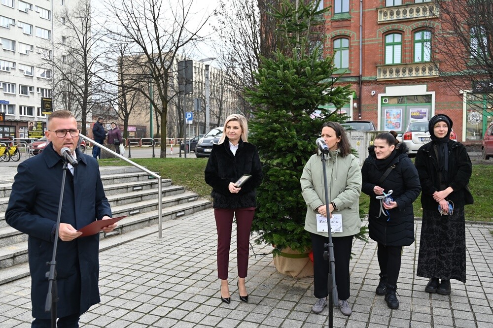 Na rudzkim rynku pojawiło się  „Świąteczne Drzewko Wspomnień o Naszych Pupilach”. / fot. UM Ruda Śląska