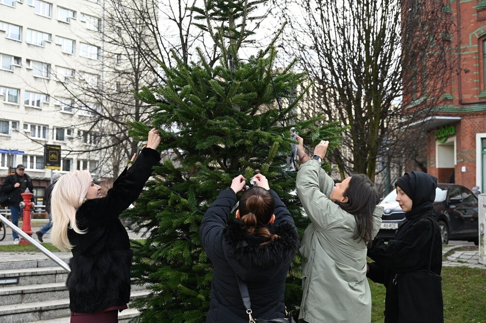 Na rudzkim rynku pojawiło się  „Świąteczne Drzewko Wspomnień o Naszych Pupilach”. / fot. UM Ruda Śląska