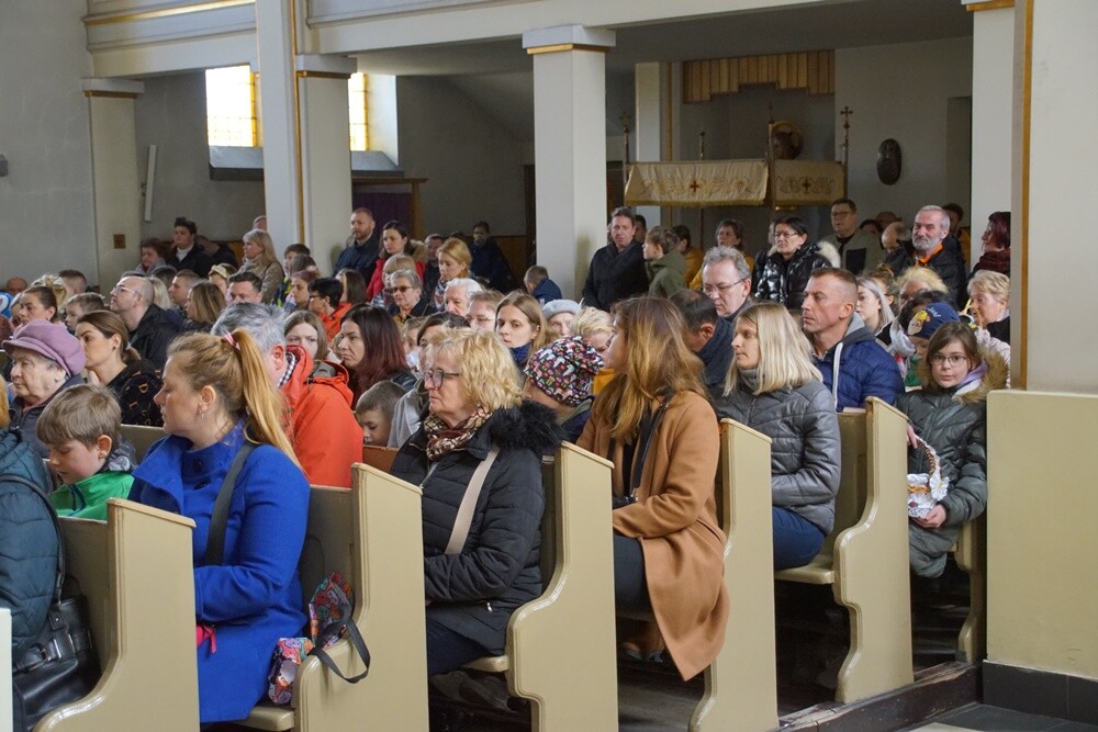 W Wielką Sobotę w Kościele katolickim przez cały dzień trwa święcenie pokarmów i adoracja Chrystusa złożonego do grobu. Tego dnia wierni przychodzą do kościołów z koszykami wypełnionymi jajkami, chlebem, wędliną, ciastami.