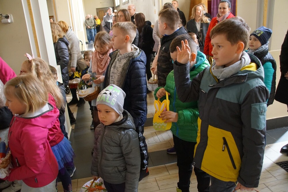 W Wielką Sobotę w Kościele katolickim przez cały dzień trwa święcenie pokarmów i adoracja Chrystusa złożonego do grobu. Tego dnia wierni przychodzą do kościołów z koszykami wypełnionymi jajkami, chlebem, wędliną, ciastami.