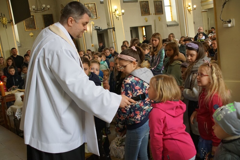 W Wielką Sobotę w Kościele katolickim przez cały dzień trwa święcenie pokarmów i adoracja Chrystusa złożonego do grobu. Tego dnia wierni przychodzą do kościołów z koszykami wypełnionymi jajkami, chlebem, wędliną, ciastami.