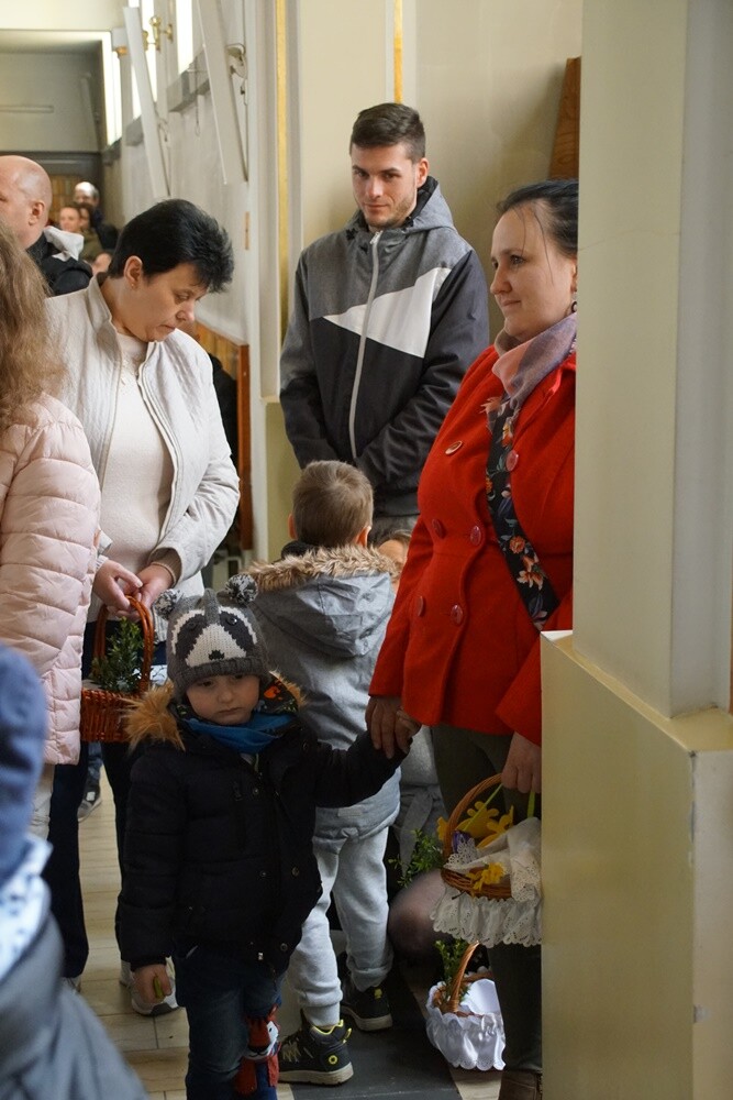 W Wielką Sobotę w Kościele katolickim przez cały dzień trwa święcenie pokarmów i adoracja Chrystusa złożonego do grobu. Tego dnia wierni przychodzą do kościołów z koszykami wypełnionymi jajkami, chlebem, wędliną, ciastami.