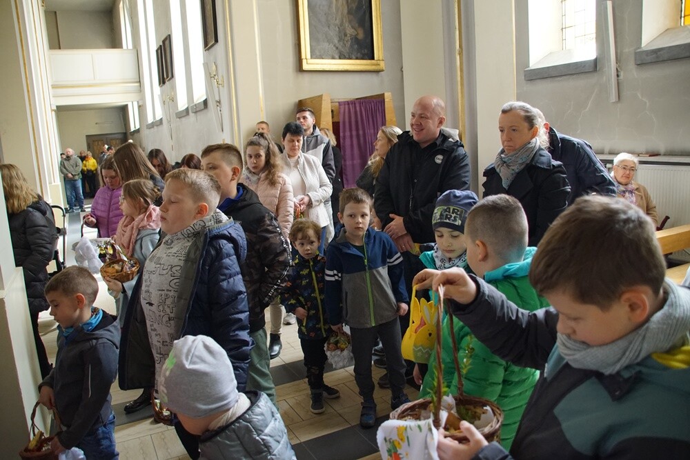 W Wielką Sobotę w Kościele katolickim przez cały dzień trwa święcenie pokarmów i adoracja Chrystusa złożonego do grobu. Tego dnia wierni przychodzą do kościołów z koszykami wypełnionymi jajkami, chlebem, wędliną, ciastami.