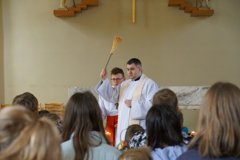 W Wielką Sobotę w Kościele katolickim przez cały dzień trwa święcenie pokarmów i adoracja Chrystusa złożonego do grobu. Tego dnia wierni przychodzą do kościołów z koszykami wypełnionymi jajkami, chlebem, wędliną, ciastami.