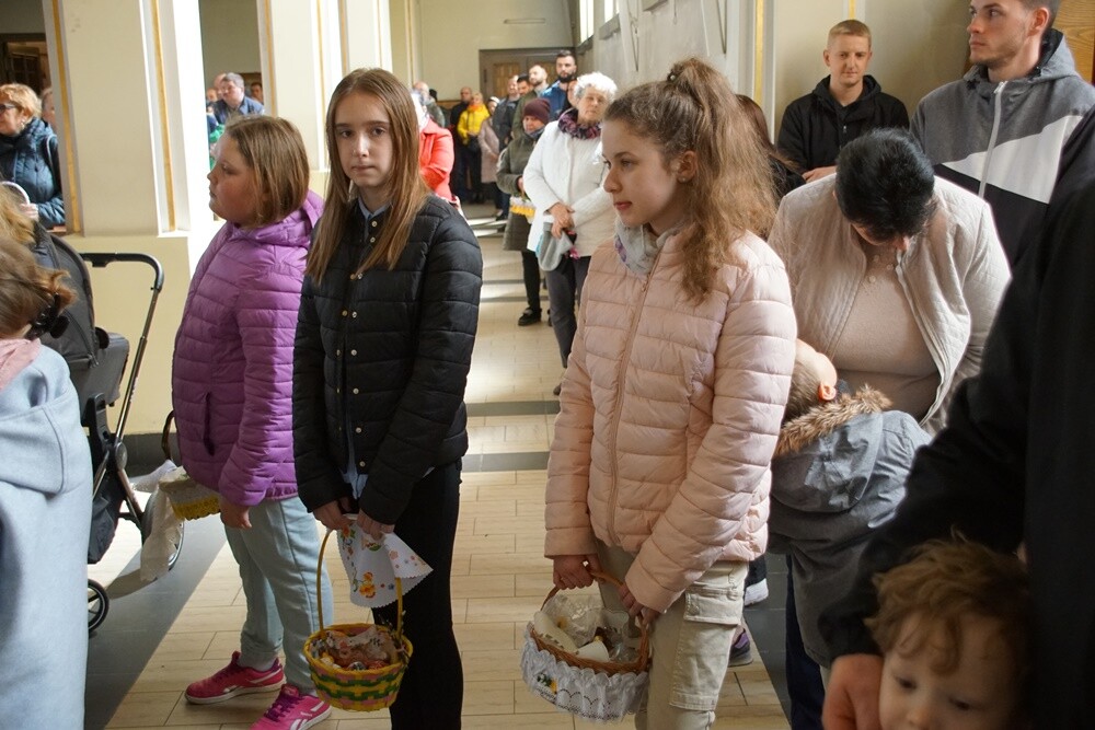 W Wielką Sobotę w Kościele katolickim przez cały dzień trwa święcenie pokarmów i adoracja Chrystusa złożonego do grobu. Tego dnia wierni przychodzą do kościołów z koszykami wypełnionymi jajkami, chlebem, wędliną, ciastami.