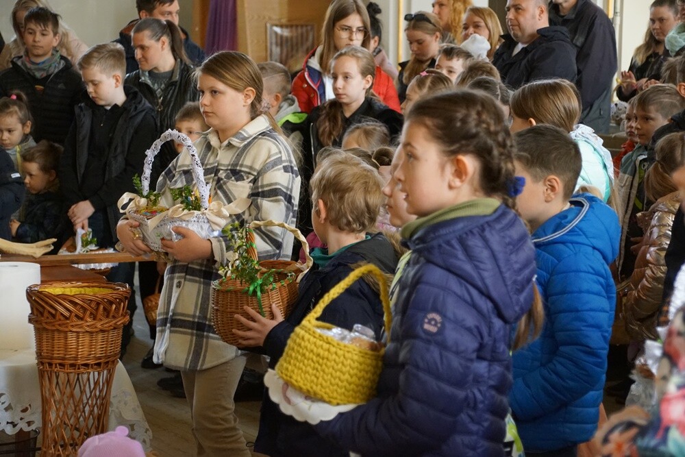 W Wielką Sobotę w Kościele katolickim przez cały dzień trwa święcenie pokarmów i adoracja Chrystusa złożonego do grobu. Tego dnia wierni przychodzą do kościołów z koszykami wypełnionymi jajkami, chlebem, wędliną, ciastami.