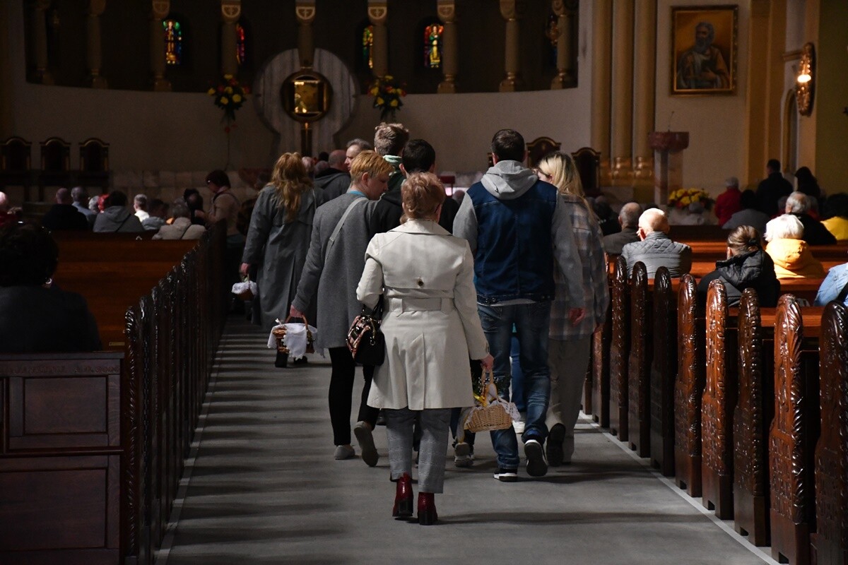 Rudzianie ze święconką odwiedzili kościoły. / fot. Jacek Knapik